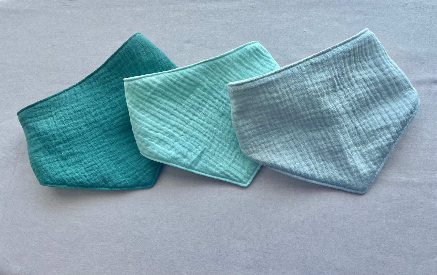 Coffret cadeau couverture en eucalyptus Minky assortie à une peluche lapin et une doudou l Support pour pacifier I Lot de 3 bavoirs pour bébé I Tapis à langer Sac de voyage I Coffret cadeau Baby Shower dans une boîte